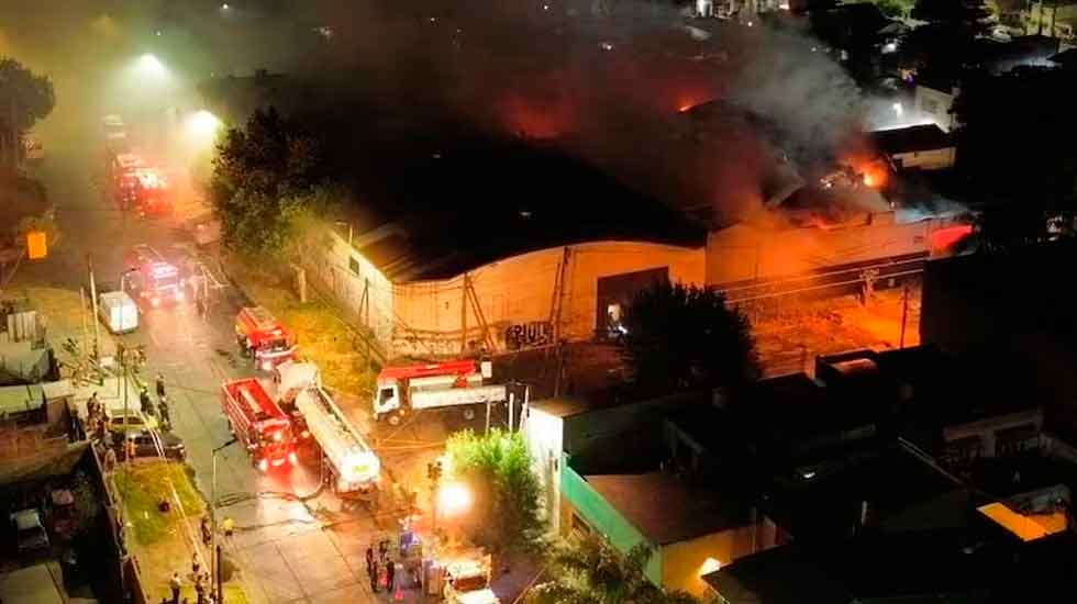 Un incendio destruyó un depósito de productos plásticos de Morón