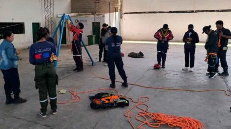 Bomberos de Sampacho capacitaron a sus pares de Jujuy en rescate con cuerdas