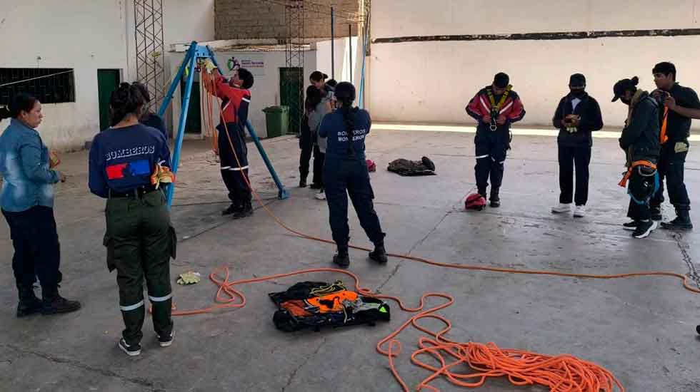 Bomberos de Sampacho capacitaron a sus pares de Jujuy en rescate con cuerdas