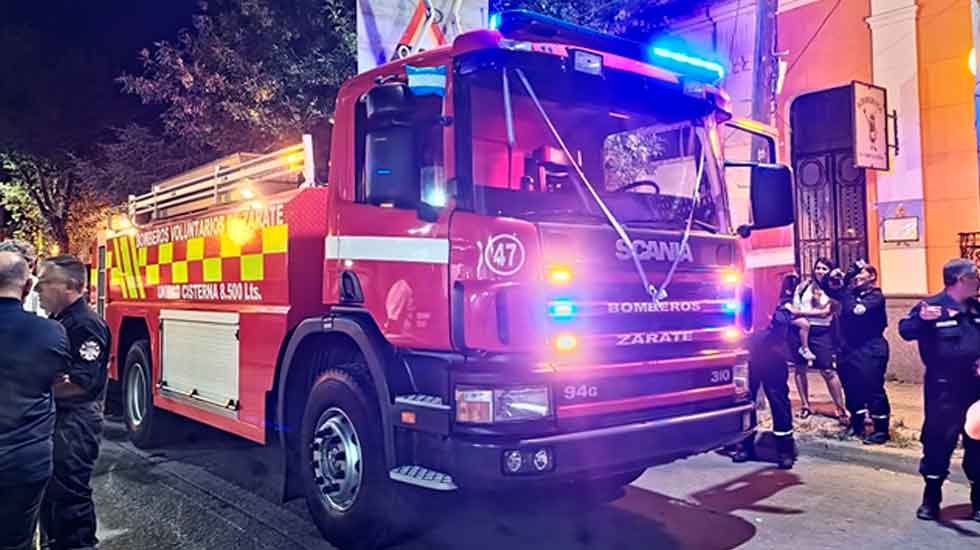 Bomberos voluntarios de Zarate presentaron una nueva unidad cisterna