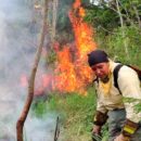 Bomberos enfrentan incendios sin descanso