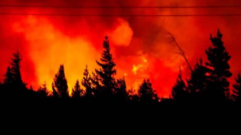 Bomberos voluntarios en emergencia en medio de los incendios forestales