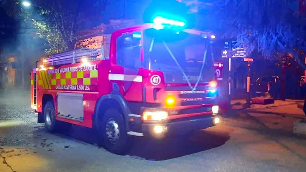 Bomberos voluntarios de Zarate presentaron una nueva unidad cisterna