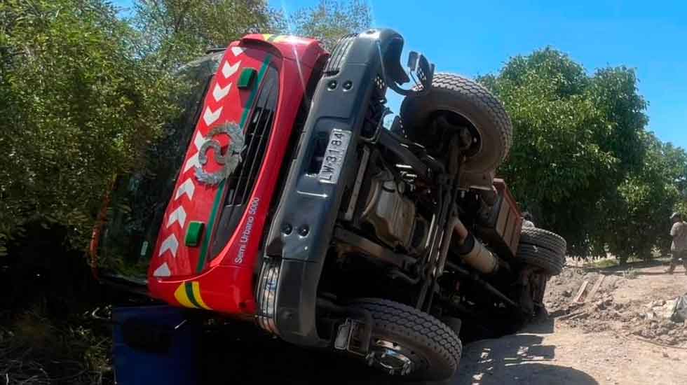 Un carro de bomberos protagonizó un accidente mientras se dirigía a un incendio