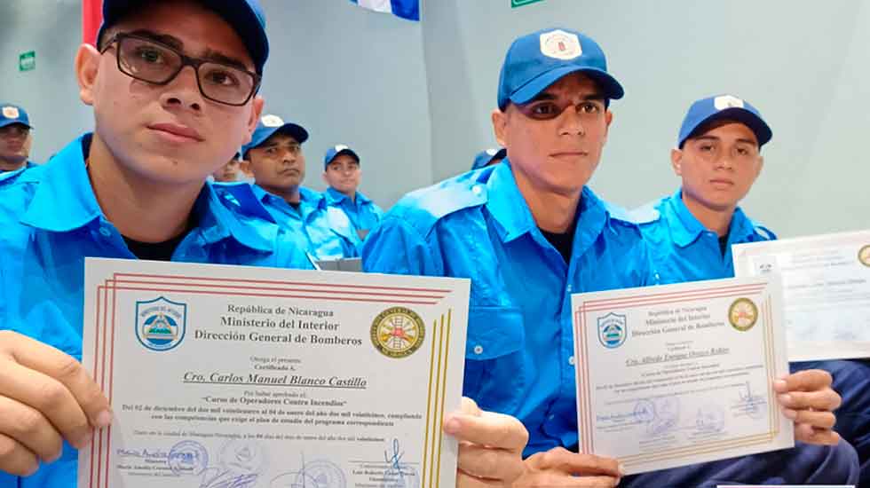 Bomberos concluyen cursos para operar vehículos en emergencias