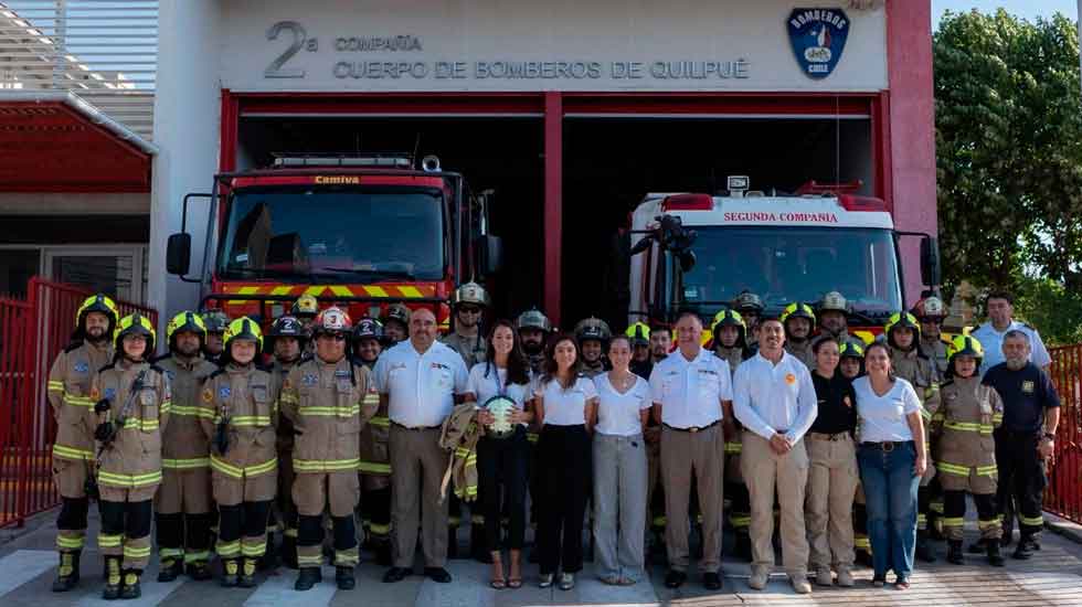 Bomberos de Quilpué recibe 100 nuevos uniformes forestales