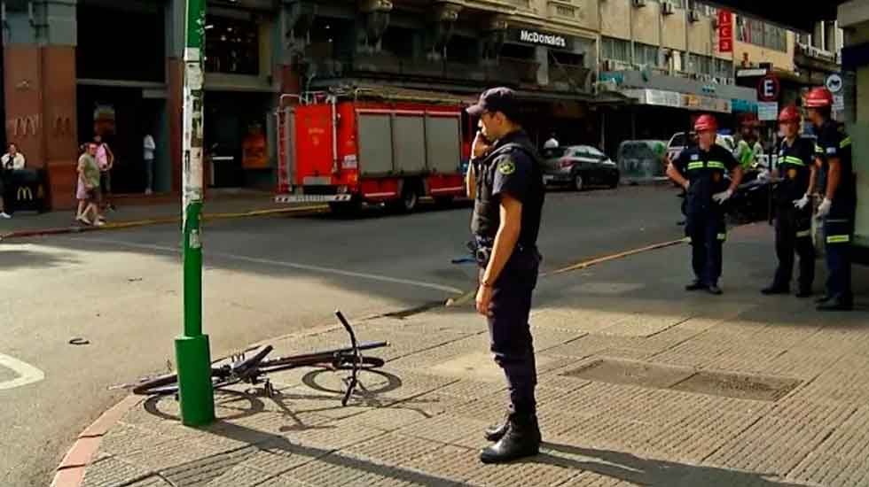 Un camión de Bomberos en emergencia colisiono contra un ciclista