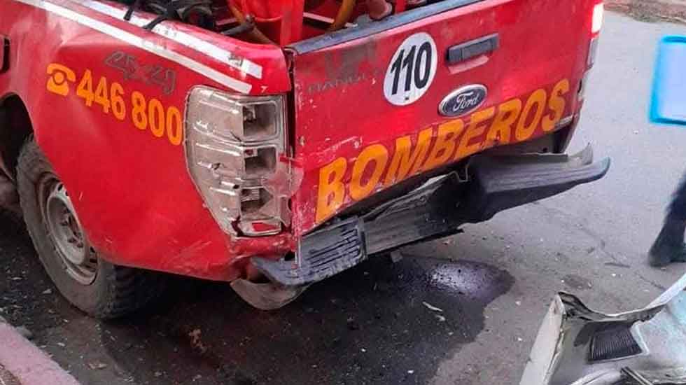 Chocan contra un móvil de bomberos frente al cuartel de El Bolsón