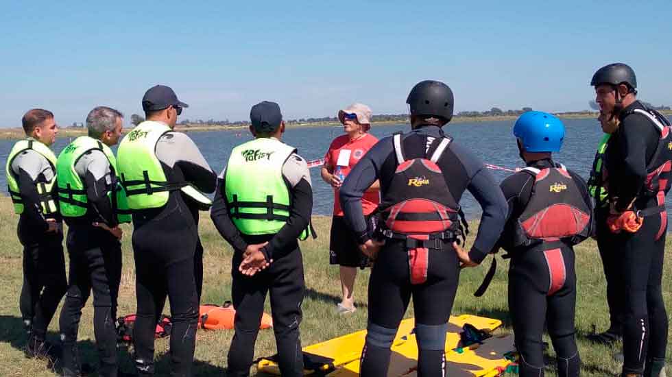 Bomberos Voluntarios de Trenque Lauquen se capacitaron en rescate acuático