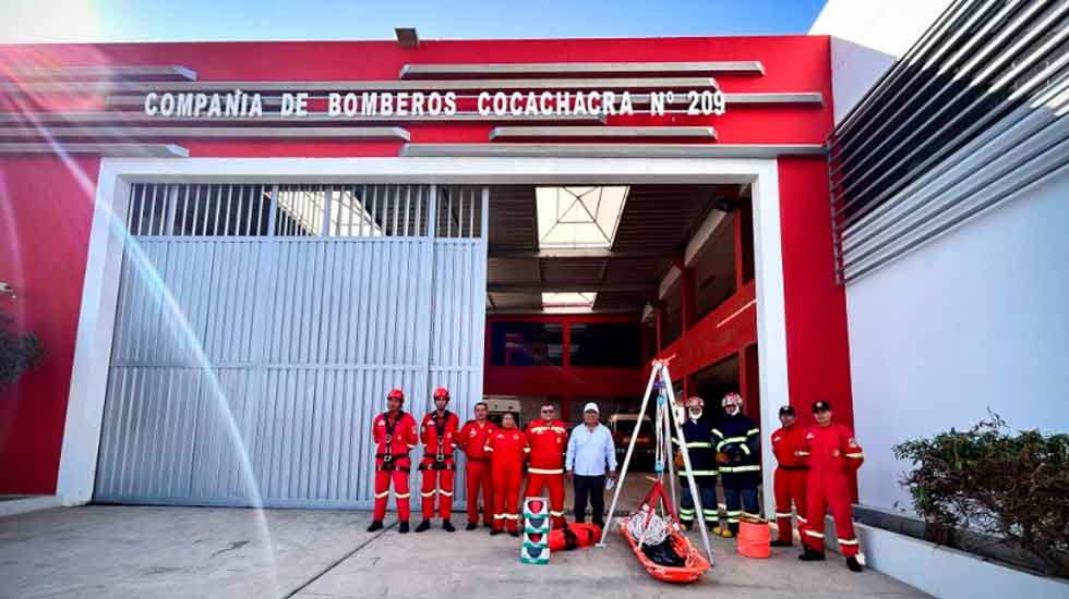 Bomberos de Cocachacra reciben equipos y material de rescate 