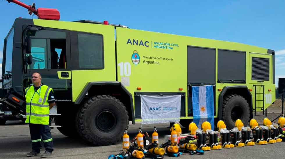 ANAC entregó una moderna autobomba y equipamiento