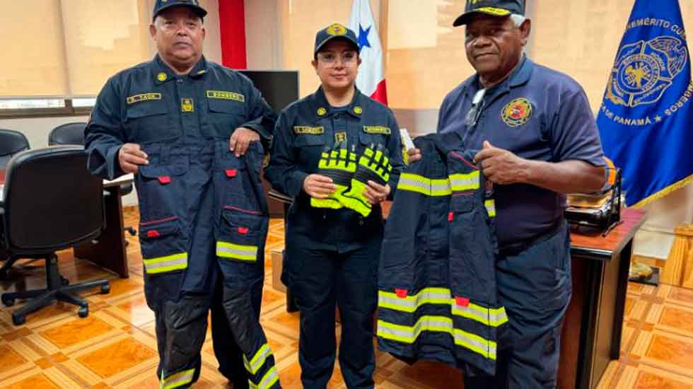 Bomberos de Panamá reciben nuevos equipos y herramientas