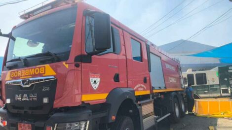 Bomberos fueron denunciados por lavar sus equipos frente al cuartel