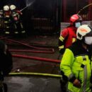 Incendio en pleno centro de Puerto Montt deja seis bomberos lesionados