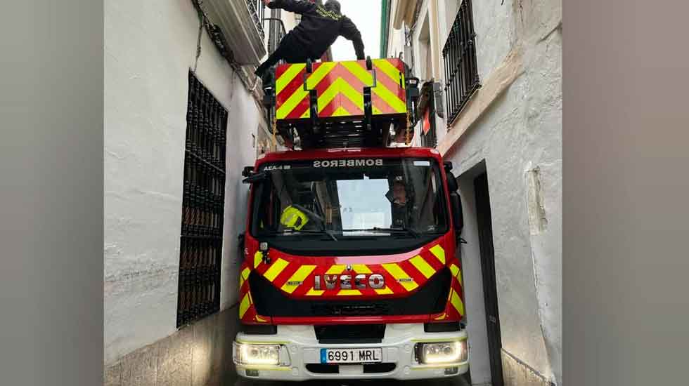 Camión de bomberos queda atrapado en una calle del Casco Histórico