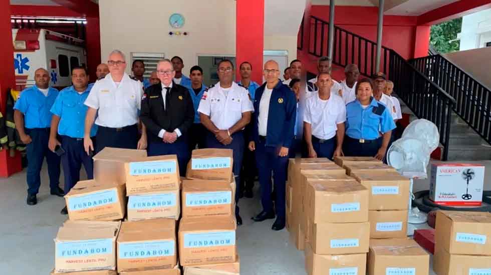 Fundación entrega uniformes y equipos a bomberos