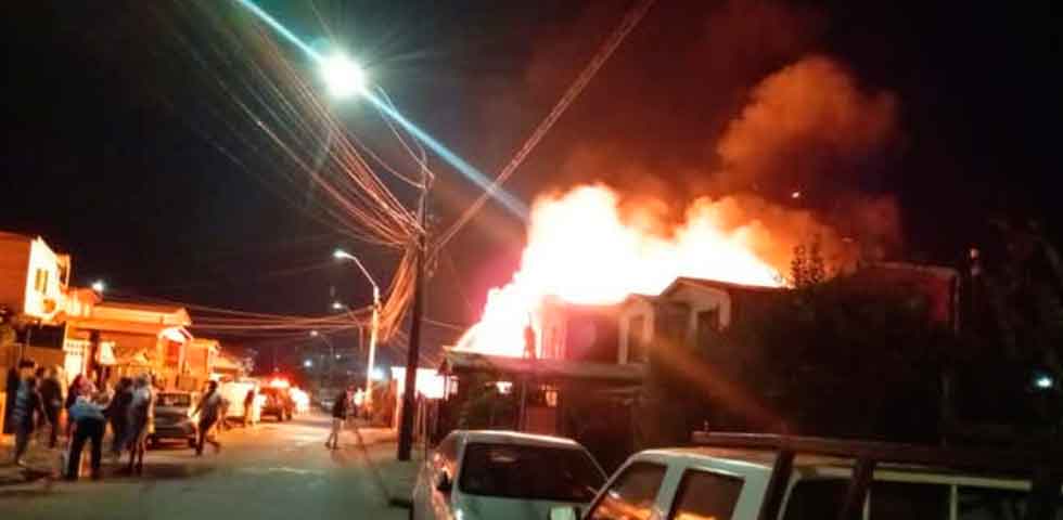 Carro de Bomberos no podía llegar a incendio por autos mal estacionados