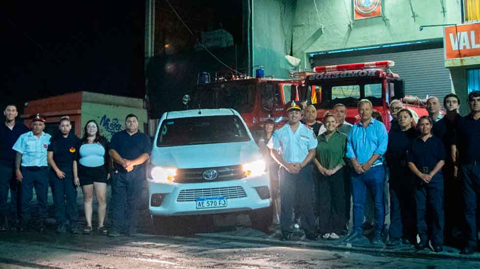 El municipio entregó un nuevo vehículo a los bomberos de Glew