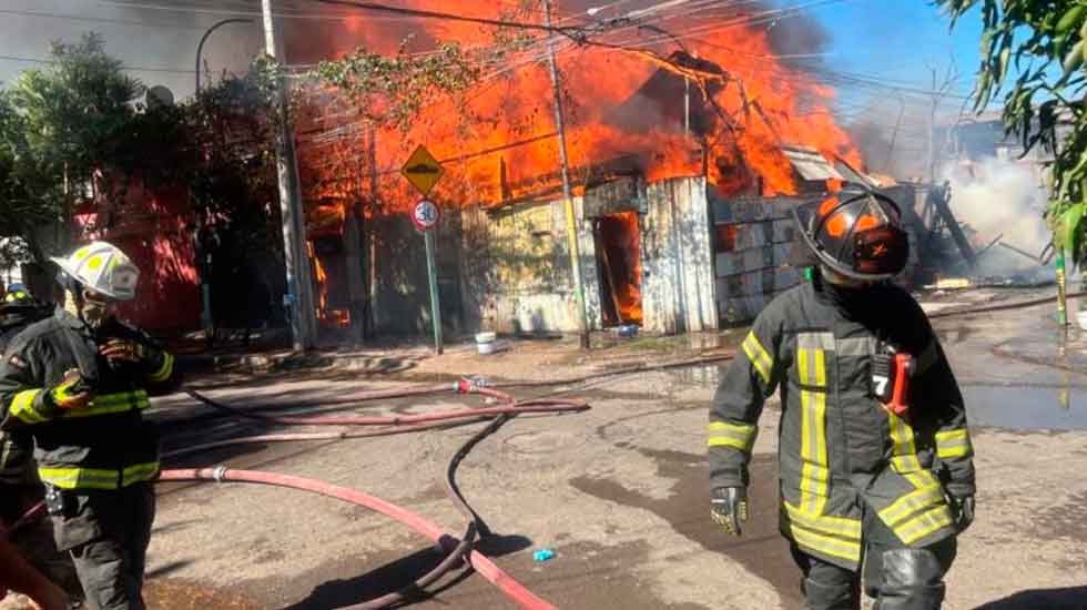 Incendio de viviendas deja tres bomberos lesionados en Cerro Navia