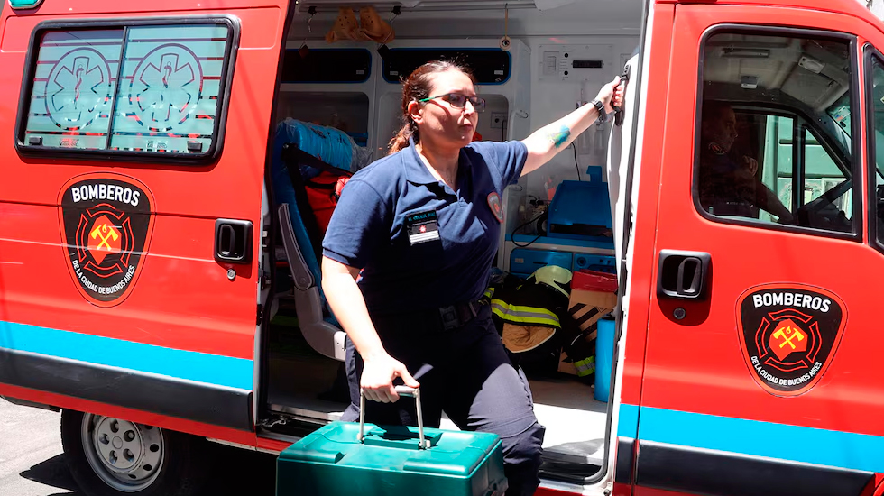 Así trabaja una de las médicas de los bomberos porteños