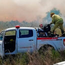 Dos bomberos en el hospital y una reserva consumida por el fuego