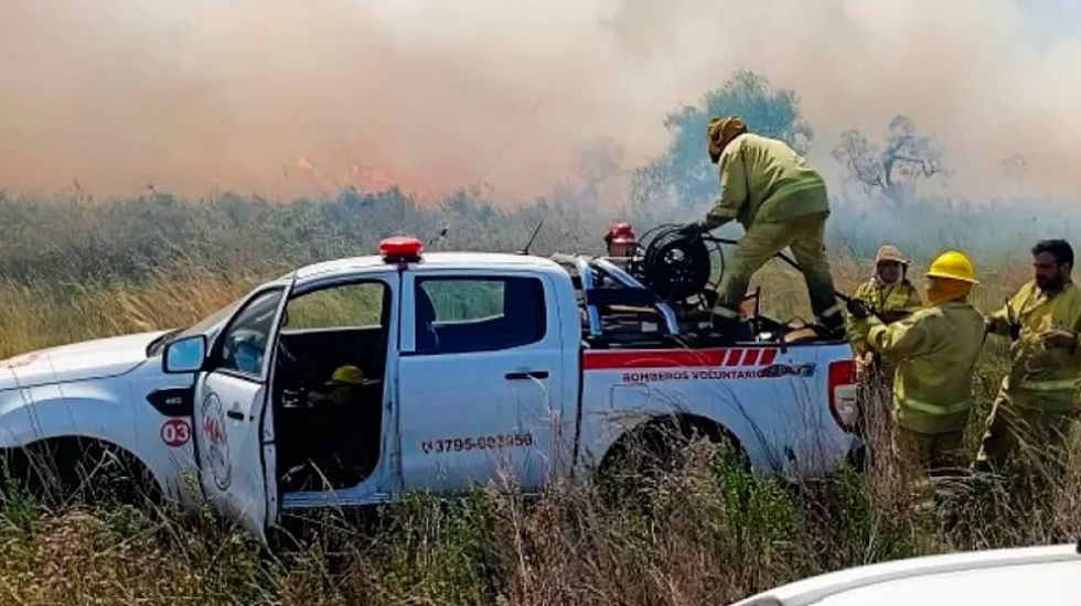 Dos bomberos en el hospital y una reserva consumida por el fuego