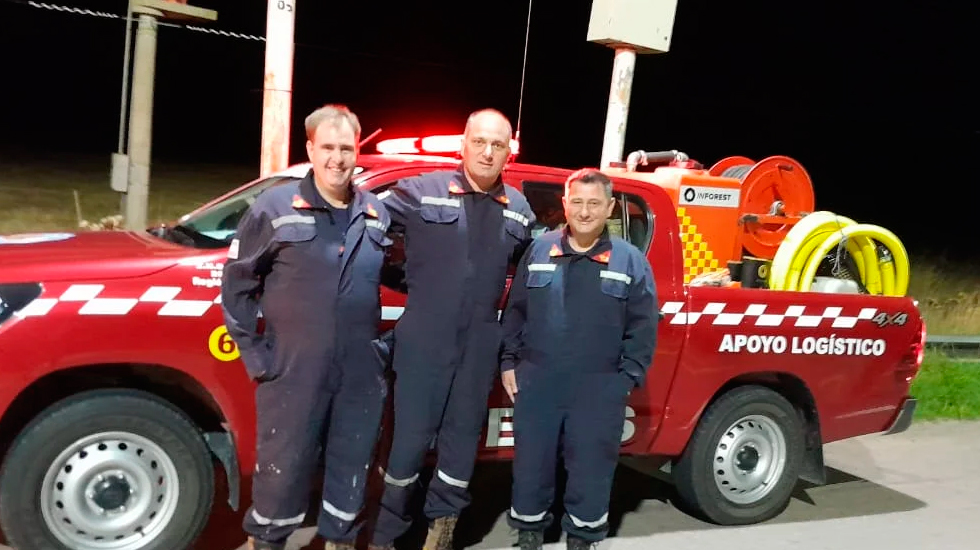 Bomberos Voluntarios de Bellocq colaboran en Bahía Blanca