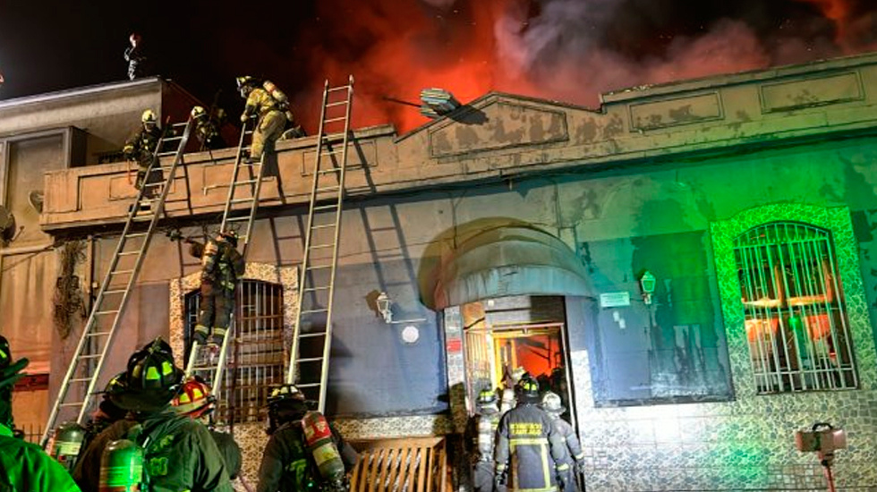 Estación Central: Tres bomberos lesionados dejó violento incendio